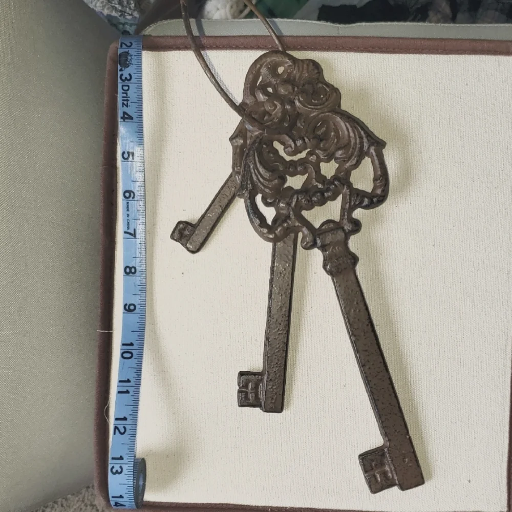 Vintage-Style Bronze Heavy Metal Key Decor